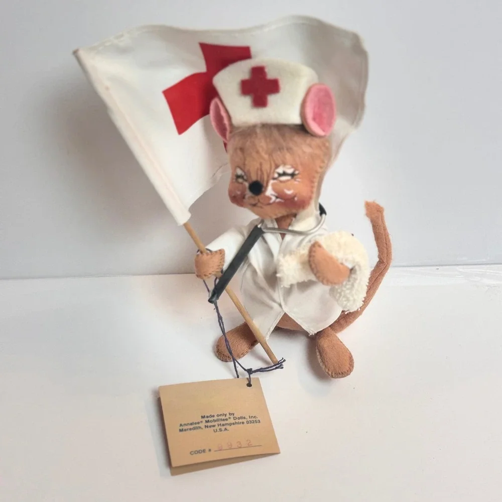 Vintage 1991 Annalee‎ Mobilitee Nurse Mouse Doll w Red Cross Flag 8